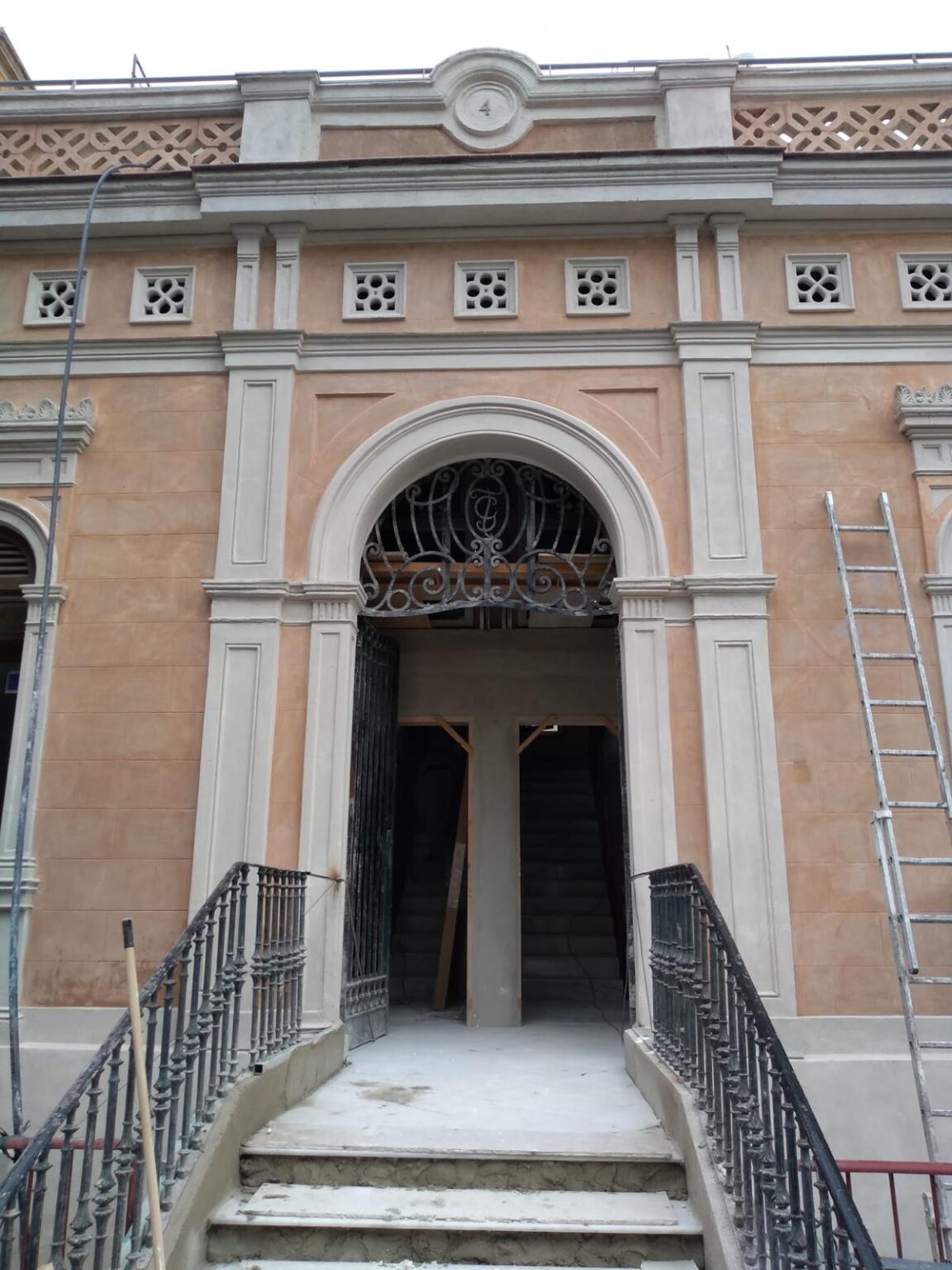 Rehabilitación estética de la fachada de un edificio en el centro de Barcelona.