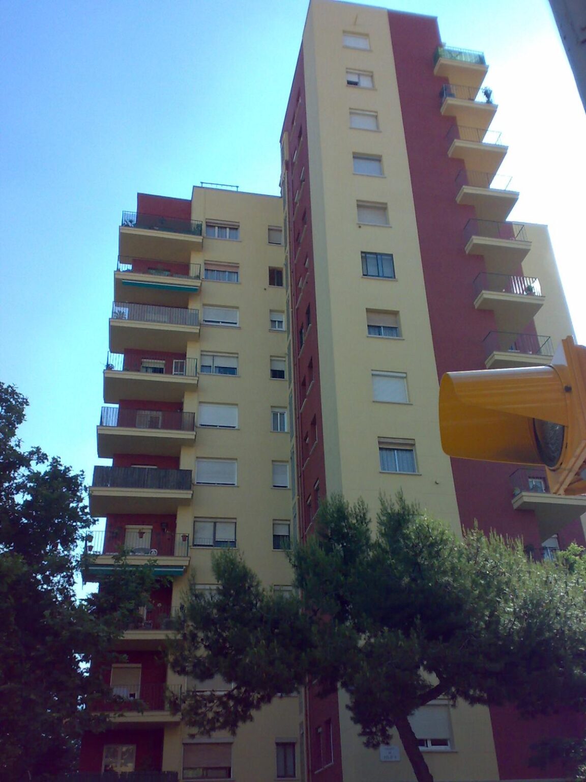 Aplicación de revestimiento exterior resistente al clima en Sabadell.