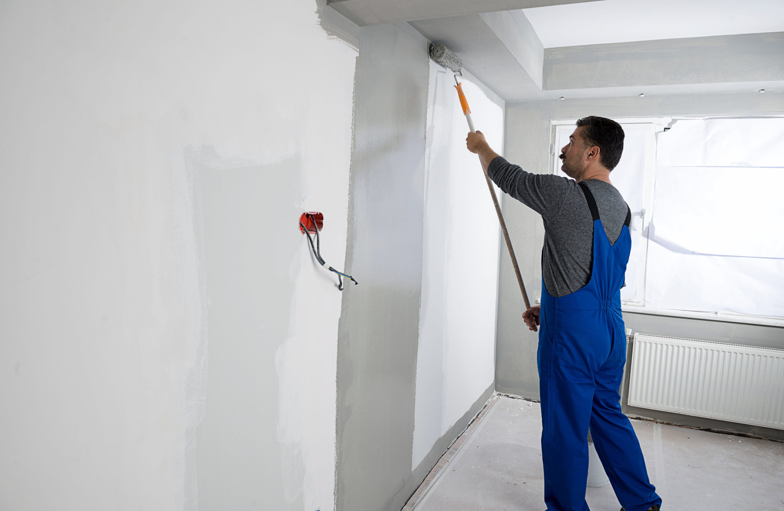 Solución estética y duradera de microcemento instalada por Ballesté Pintors.